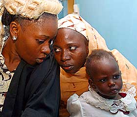 D�MT TIL STEINING: Nigerianske Amina Lawal ble d�mt til d�den ved steining av en shariadomstol fordi hun fikk en datter utenfor ekteskap. Etter massive protester slapp kvinnen straffen. Retten kom til at hun fikk barnet f�r sharia ble innf�rt.
