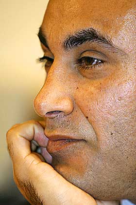 KJEMPER MOT SNIKINNF�RING I DANMARK: De radikales Naser Khader mener konservative imamer fors�ker � innf�re sharia i Danmark.
