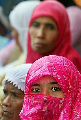 MOT ISLAMISERING: Disse kvinnene i Ache i Indonesia demonstrerer mot landets myndigheter og innf�ringen av sharia i provinsen.