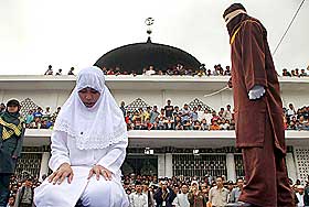 D�MT TIL PISKING: Denne kvinnen ble pisket utenfor en moske i Banda Aceh i januar i �r, etter at en shariadomstol kom fram til at hun hadde hatt upassende kontakt med en mann. Indonesiske myndigheter gikk med p� � innf�re sharia i Aceh i fredsavtalen som fikk slutt p� de mange�rige konfliktene i provinsen.