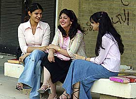 UNIVERSITETET I BAGDAD: Disse tre jentene tar en pause 17. mai 2006. H�pet om et sekul�rt demokrati i Irak trues blant annet av islamisters �nske om � innf�re sharia.
