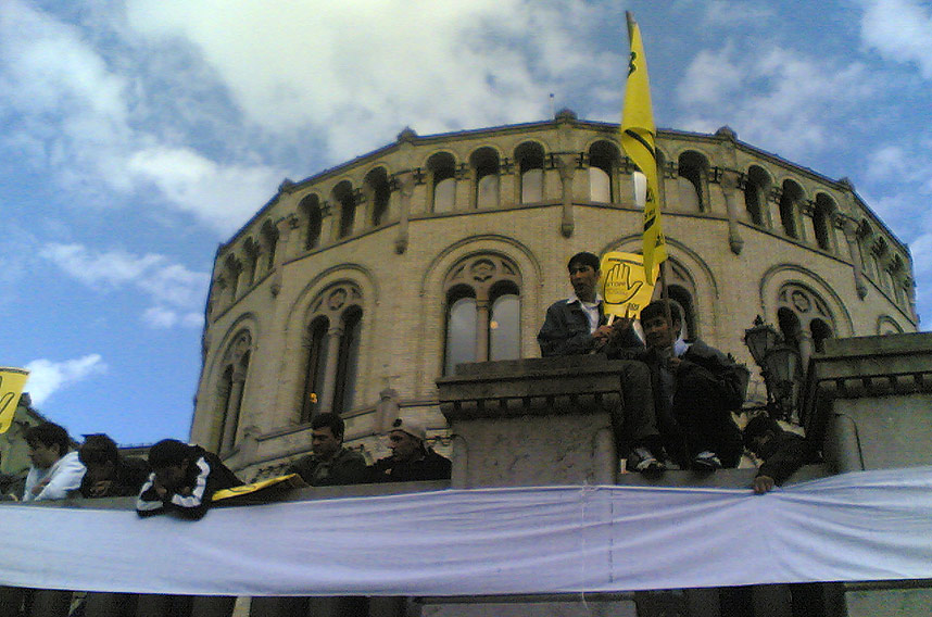 AKSJONERER VIDERE: Flere hundre afghanere, nordmenn og andre demonstrerte utenfor Domkirkeplassen og Stortinget i ettermiddag.