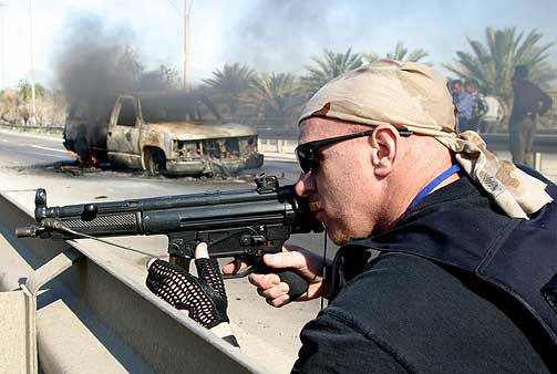 SIKRER OMR�DET: Det er rundt 20 000 leiesoldater i Irak.