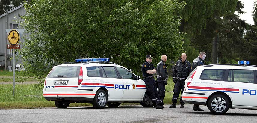  AVVENTER SITUASJONEN : Politiet er blitt tilkalt til Trandum asylmottak der aksjonister sperrer portene for � hindre utsendelse av to afghanske asyls�kere.