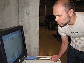 FLUESMEKKER: En fluesmekker skaper �virtuell vind� i Are Hovland Nilsens dataspill. Foto: JAN OMDAHL