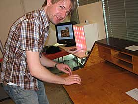 VIRTUELT PIANO: H�kon Brynjulvsrud spiller piano p� sitt interaktive skatoll. foto: JAN OMDAHL