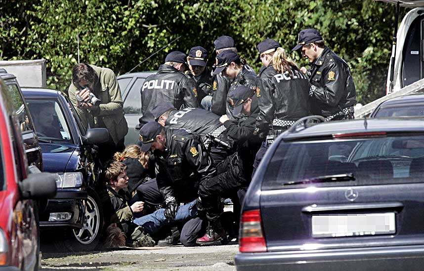 DRATT BORT: I ettermiddag fjernet politiet aksjonistene som sperret utkj�ringen fra Politiets utlendingsinternat ved Gardermoen.