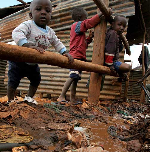  KIBERA, NAIROBI:  FN ansl�r at verdens byer opplever en befolkningsvekst p� om lag 180.000 mennesker daglig. Verst er situasjonen i Afrika s�r for Sahara, der 72 prosent av bybefolkningen bor i slum. Afrikas st�rste slumomr�de, Kibera, ligger i Kenyas hovedstad Nairobi.