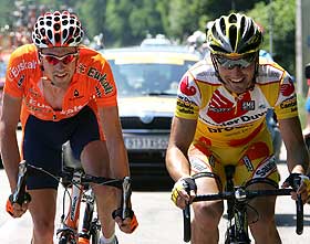 LEDER: David de la Fuente(til h�yre) har ligget i brudd hele etappen, men ser ut til � bli tatt inn av hovedfeltet.