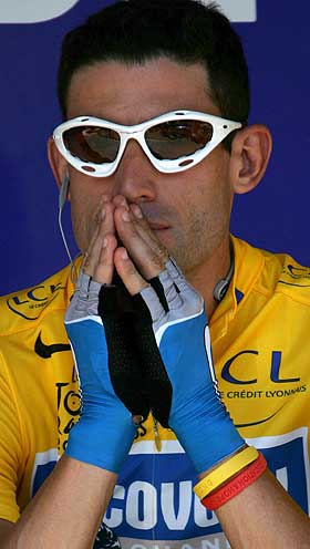 HINCAPIE I GULT: George Hincapie fra Discovery Channel kj�rer dagens etappe i gul ledertr�ye.
