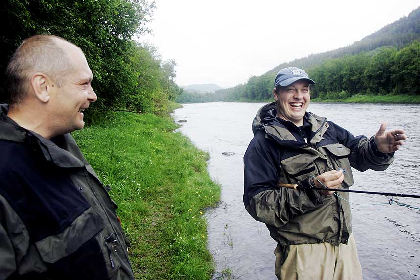 IKKE GARN, MEN NETT:  Geir Teie (t.v.) og Jan Andr� Pettersen er henholdsvis formann og nettansvarlig i nofish.no, en av de mange sidene p� Internett som omhandler fisk og fiske.