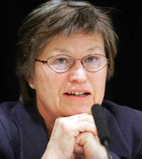- M� RYDDE OPP: Tidligere barne- og familieminister Laila D�v�y sier det vil v�re oppsiktsvekkenede om regjeringen selv sl�r beina under maksprisen.