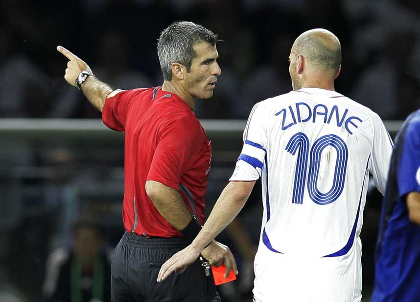 MARSJORDRE: Her blir Zidane sendt av banen for den uforst�elige springskallen mot Marco Materazzi.