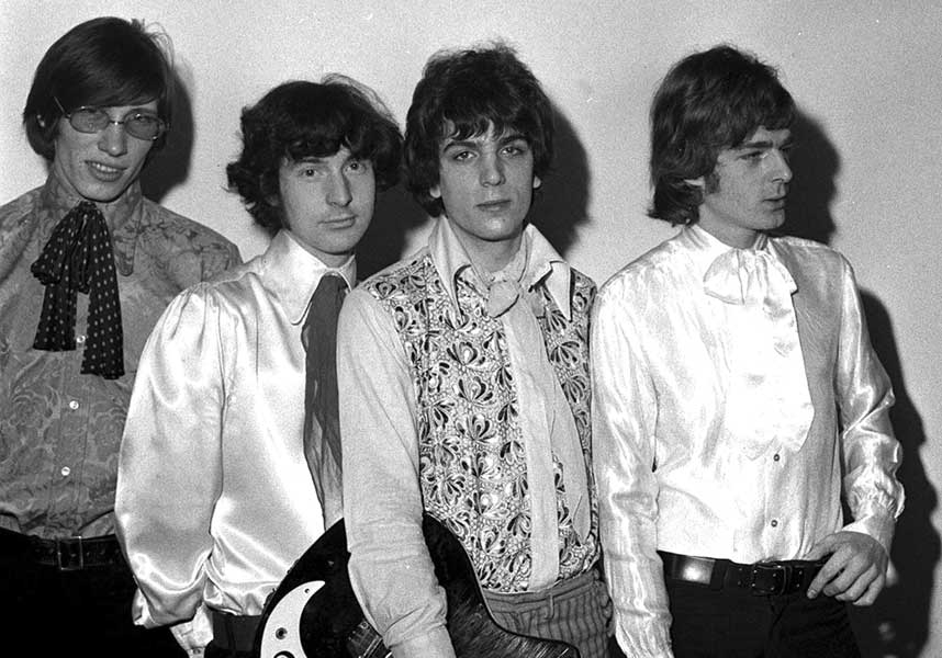 PINK FLOYD: Roger Waters, Nick Mason, Syd Barrett (med gitar)og Rick Wright.