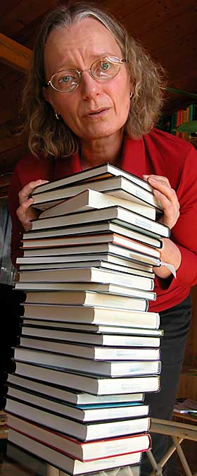 LESER OG LESER: Omtrent bare s�vn og m�ltider forstyrrer Syphilia Morgenstiernes lesing av fjor�rets skj�nnlitteratur. N� er hun halvveis.