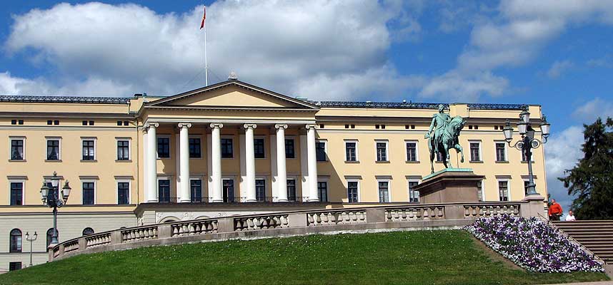 STOPPESTEDER: Fire av elleve informasjonspunkter p� sentrumsguiden ligger rundt slottet.