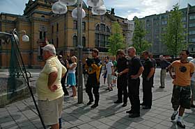 HVA SKAL VI GJ�RE? Det er ikke lett � fange en andemor som ikke vil.