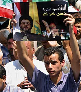 HYLLER NASRALLAH: p� Vestbredden hylles Hizbollah-lederen i en anti-israelsk demonstrasjon.