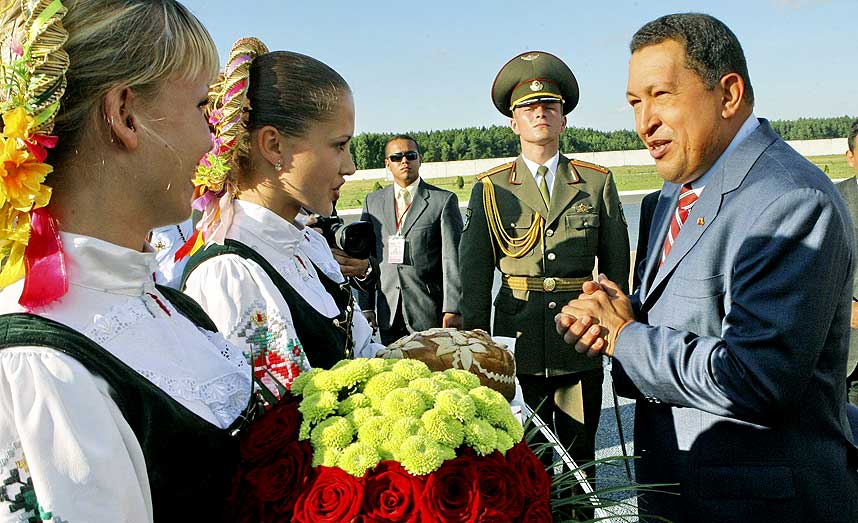 MOTTATT MED MILIT�R HONN�R: I dag var Hugo Chavez i Hviterussland, hyllet diktatoren Aleksandr Lukasjenko og sammenlignet hans politiske prosjekt med sitt eget.