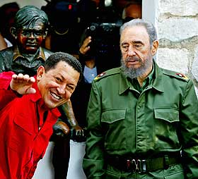 GAMMEL VENN: Chavez har hyppige m�ter med Cubas Fidel Castro, og har betydelig �konomisk og politisk samarbeid med kommunistregimet.