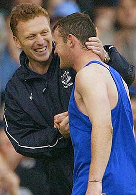 HJERTELIG: Wayne Rooney (t.h.) f�r gratulasjoner av David Moyes etter en kamp mot Newcastle. Etter hvert ble forholdet dem imellom s� d�rlig at Rooney vurderte blant andre Newcastle som ny arbeidsgiver.