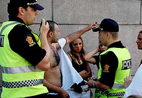 SM�KNUFFING: En libanesisk mann m�tte roes ned av politiet utenfor Stortinget etter at noen som ikke likte budskapet hadde revet opp skjorta hans.