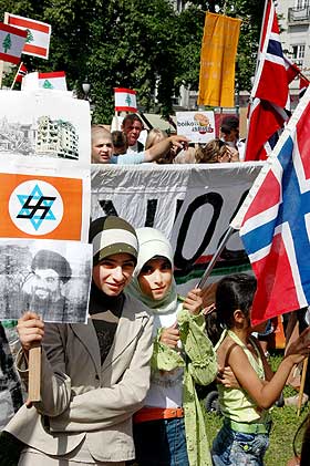 STERKE VIRKEMIDLER: Mange av demonstrantene bar plakater med hakekors inne i en davidsstjerne.