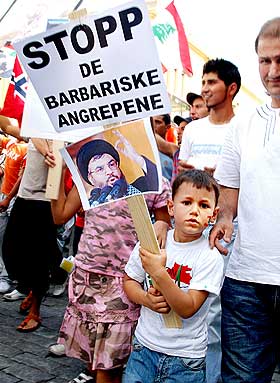 MANGE BARN: Flere hele familier viste sin st�tte til sivile libanesere, palestinere og Hizbollah.