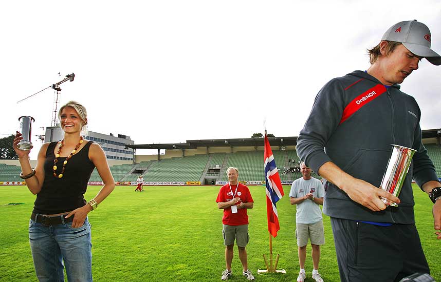 UKOMFORTABEL: De fleste gutter ville nok satt pris p� � posere med Christina Vukicevic, men Andreas Thorkildsen vil for en hver pris unng� � bli fotografert sammen med kj�resten - selv om begge to vant kongepokalen.