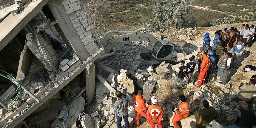 MASSIVT ANGREP: Israel har beklaget at s� mange sivile mistet livet i angrepet p� Qana s�ndag.