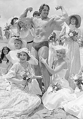 PUMPET JERN: Arnold sammenligner det � spenne biceps med en orgasme.