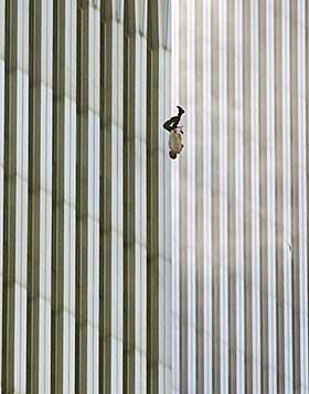 SYMBOLET: Richard Drews bilde av �The Falling Man�. Flere hundre kastet seg i d�den fra tvillingt�rnene, og  if�lge �Loose Change� var det de amerikanske myndighetene som drepte dem. Foto: AP/Scanpix