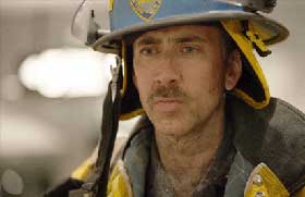 HELT: Nicholas Cage som heroisk politimann i Oliver Stones �World Trade Center�.