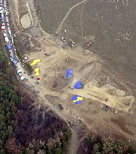 UNITED 93: Flyfoto tatt noen dager etter at United 93 styrtet i en �ker. Men hvor ble det av vraket? Foto: AP/SCanpix