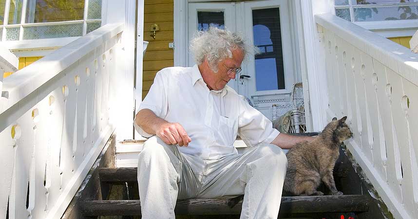  ELIAS RUKLAS FAR:  - Jeg har et godt forhold til alle romanpersonene mine. Jeg er en forfatter som ikke skriver om personer jeg ikke liker. Da orker jeg ikke skrive om dem, sier Dag Solstad om sitt forhold til lektor Elias Rukla i dag. I �Genanse og verdighet� hyller Solstad og Rukla ogs� Ibsen.