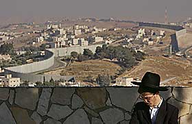 MOSTANDERE AV STATEN ISRAEL: De ultraortodokse j�dene har dette synet til felles med Jostein Gaarder, som heller ikke anerkjenner staten Israel. Mange ultraortodokse har ikke israelsk statsborgerskap og er imot opprettelsen av Israel.