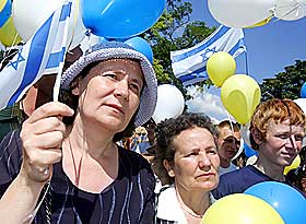 UKRAINA: Ukrainske j�der viser sin st�tte til Israel under en demonstrasjon i Kiev.