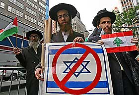 NEW YORK: Ortodokse j�der i demonstrasjon mot Israel foran det israelske konsulatet i slutten av juli.