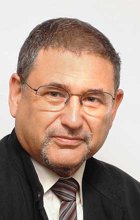 SKUFFET: Direkt�ren for internasjonale forbindelser ved Simon Wiesenthal-senteret i Paris, Shimon Samuels, har aldri lest noe verre enn Jostein Gaarders kronikk om Guds utvalgte folk. - Jeg hadde stor respekt for ham, men har aldri lest noe verre. Det er derfor jeg har skrevet det �pne brevet i et s� krasst ordelag. For at folk skal forst� hvor kraftig han har s�ret verdens j�der, sier Samuels til Dagbladet.no.