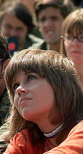 FONDA OG KERRY: Bildet som viser at Fonda og Kerry (bak, rett over Fondas hode) faktisk var p� samme fredsm�te. Foto: Corbis/Scanpix