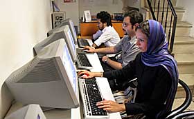 SKJERPET KONTROLL: Iranske internettkafeer er popul�re, til tross for at regjeringen driver en skjerpet kontroll av alle bloggere.