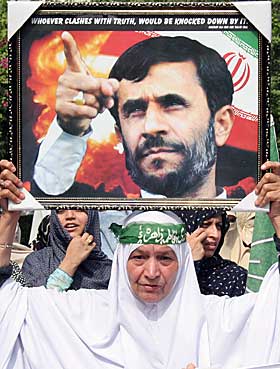 ST�TTE: Ahmadinejad hylles under en shia-muslimsk demonstrasjon i Pakistan.