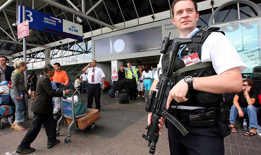 STRENG SIKKERHET: Fortsatt er det lange k�er p� Heathrow flyplass og dobbelt s� mange som vanlig blir ransaket i sikkerhetskontrollen.