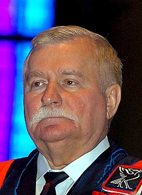 LIKER IKKE SELSKAPET: �resborger Lech Walesa i Gdansk mener at Grass m� gi fra seg sitt �resborgerskap i samme by.