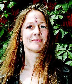 TAR IKKE KVELVANE P� ALVOR: Forfatterforeningens leder Anne Oterholm.