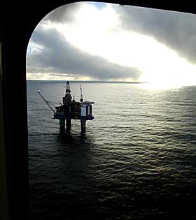 PLATTFORM I SOLNEDGANG: Gullfaks sett fra helikoptervindu.