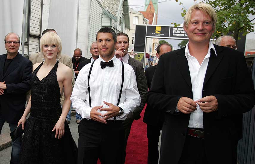 PIRATKOPIERT: Fem dager f�r kinopremieren vet flere hundre fildelere hvordan filmen slutter. �Uro� gjengen (fra venstre) Ane Dahl Torp, Nicolai Cleve Broch og regiss�r Stefan Faldbakken p� vei til �pningen av filmfestivalen i Haugesund i helgen.