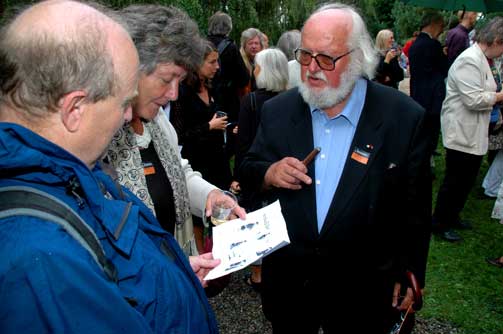 SJOKKERT: - Jeg kan ikke komme p� � ha opplevd lignene tidligere i mitt liv, sa Odd Einar D�rum, som benyttet Aschehougs hagefest til � vise fram karikaturen til professor i nordisk litteratur, Vigdis Ystad, og Jahn Otto Johansen.