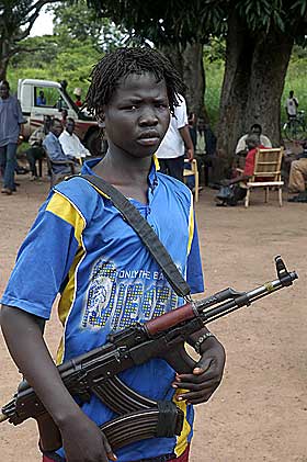 BARNESOLDAT: Samuel Okumu kriger for Kony og LRA. Her ved grensen til Sudan.