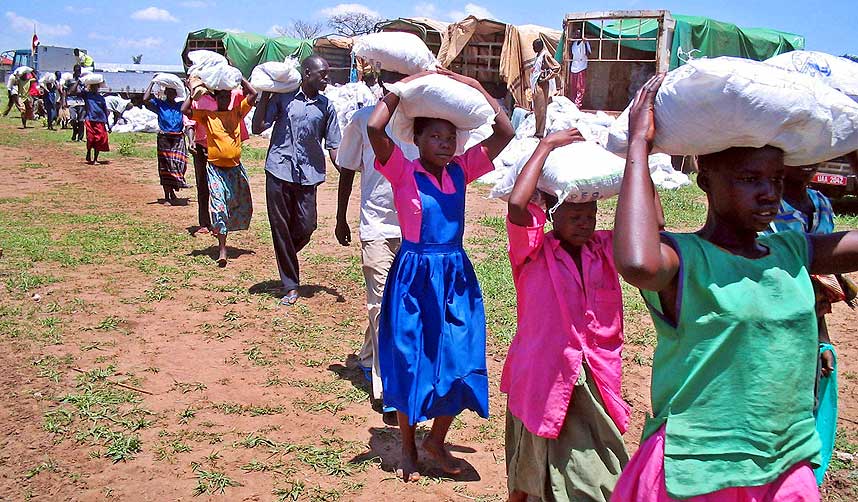 FLYKTNINGER I EGET LAND: Nesten alle innbyggerne som kommer fra det nordlige Uganda, har s�kt tilflukt fra LRA i myndighetenes beskyttelsesleire. N�rmere to millioner mennesker er internt fordrevne.
